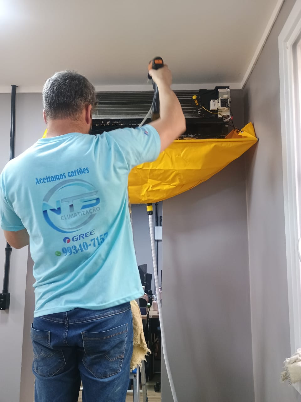 Técnico NTS Serviços higienizando ar condicionado em Porto Alegre